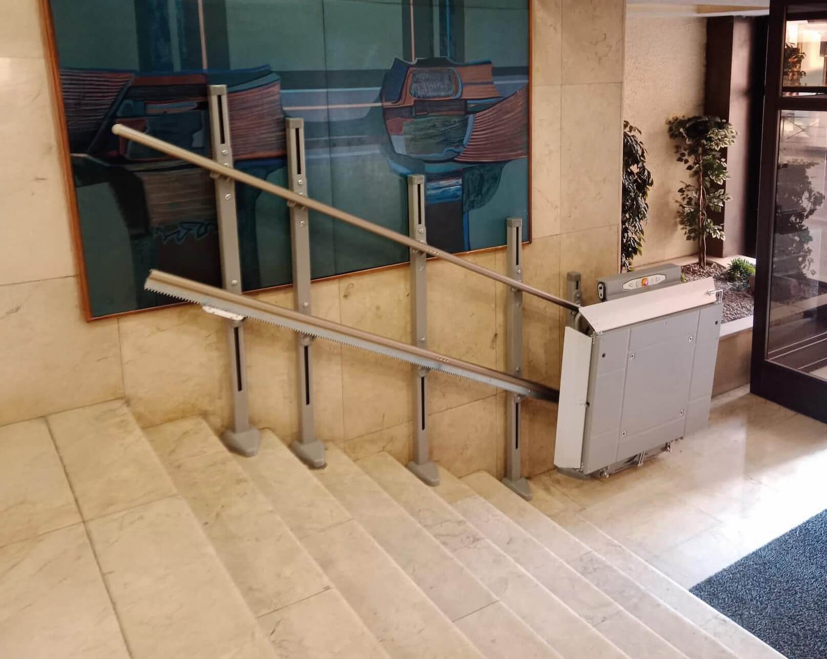 Cómo mejorar la accesibilidad en escaleras rectas sin obras complicadas